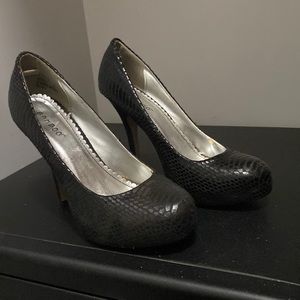 Heels, black, 7